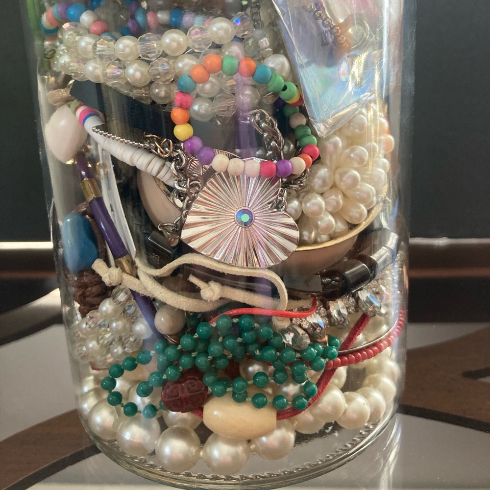 40 PCS. Assortd Mystery Jewelry Jar. Beads & Pearls. Beaded Bag Included. - Picture 8 of 13